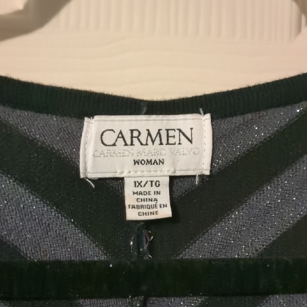 #241 🌸 Carmen Marc Valvo Women’s 1X Black Gray Chevron Shimmer Knit Top - Picture 2 of 2